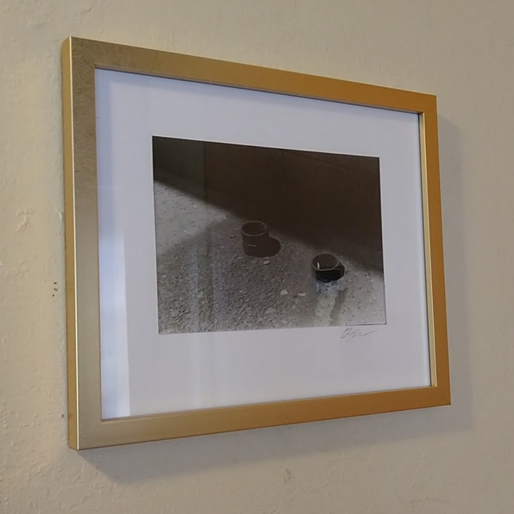 📽️🎞️photograpy of two metal tubes📸🖼️